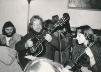 Karel Navrátil (s kytarou) během vystoupení skupiny Karma