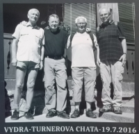 Fotografie ze setkání vojínů ze srpna 1968 na Turnerově chatě, Šumava, 2016