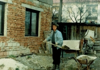 Práce na rozestavěném domě dva roky po smrti manžela, 1996