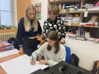 Tým ze ZŠ JAK Louny tvoří podklady pro rozhlasovou reportáž, leden 2024