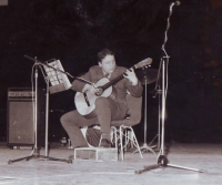 Vladimír Václavek na hudební soutěži na vojně 