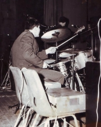 Vladimír Václavek na hudební soutěži na vojně 