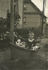 Libuše Hlinovská na houpačce, Kozolupy, 9. 8. 1931