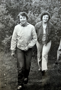 Se spolužačkou Dášou na třídním výletě, 1975