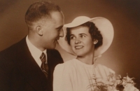 Svatební foto Věry a Jiřího Blažkových z roku 1938