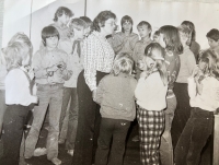 Pamětnice jako skupinová pionýrská vedoucí v pionýrském domě ve Šluknově cca 1982