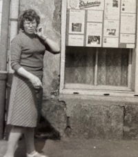 Pamětnice u nástěnných novin, zámek Šluknov 1980