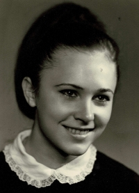 Marie Ambrůzová, maturitní foto z roku 1969