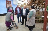 Volodymyr Kondur (second from left) convinces Roma women to receive passports, Odesa region, 2020