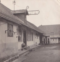 Kovárna tatínka Antonína Lehečky s nápisem o pracovní době "od sedmi do sedmi"