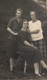 Matka Anny Bizové Anna Sussmanová, roz. Klierová, vpravo