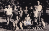 Miloš Lehečka (vlevo u cedule) a další hradišťští kamarádi v kroužku, ve kterém pěstovali stromky