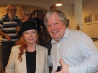 S Bárou Štěpánovou, vernisáž výstavy "Petr Brukner: fotografie a Jan Hraběta: dřevo", Club 3. břeh, duben 2024