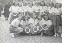 Dorostenky Sokola na okrskovém sletu ve Žďárné, pamětnice druhá zprava dole, 1948
