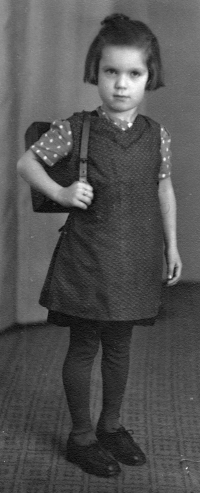 Pamětnice Krista Fleknová v první třídě, rok 1943