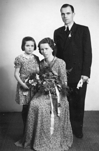 Svatba rodičů pamětnice Marie Zítkové a Rudolfa Zaschkeho v roce 1946, vlevo Krista Fleknová