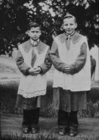 František Vlk (vpravo) jako ministrant v roce 1955