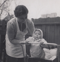 Getrude Schreckeneder s matkou, Antonínou Procháskovou, v roce 1939