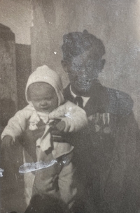 Otec s nejstarší dcerou Lidkou, 1947