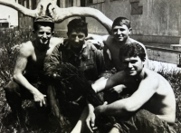 "Holubi" se svobodníkem Karlem Přibylem (první zprava), 1970