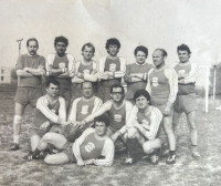 Fotbalové mužstvo Dílna Dukovany, Karel Přibyl v prostřední řadě první zleva