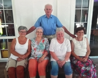 S manželkou (první zprava) a sestrami, 2015