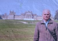 Karel Přibyl před Blenheim Palace, rodištěm Winstona Churchilla ve Woostocku v hrabství Oxfordshire, Anglie 