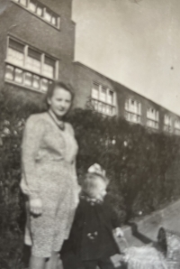 S maminkou Greetje v Brně na Rybářské ulici, 1945