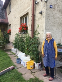 Miloslava Knobová se svou bohatou úrodou rajčat v srpnu 2025