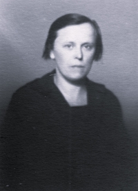 Matka, Amálie Císařová, přibližně v roce 1936