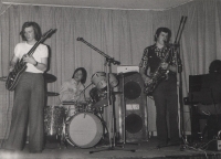 Ladislav Faktor, gymnázium,  hraje na kytaru