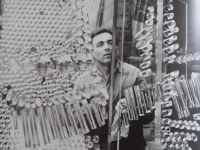 Ladislav Oliva je vyfocen u venkovního poutače pro Oborovou výstavu Sklo 67 v Praze ve Staroměstské radnici. Jeho návrh realizovaly Sklárny Bohemia v Poděbradech.