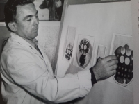 Ladislav Oliva pracuje na svých návrzích skla – 80. léta