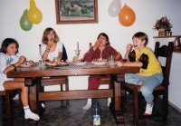 Společná fotografie dětí, nevlastní syn Jan Tvrdík (druhý zprava), dvojnásobný mistr ČR v letecké akrobacii, 1999