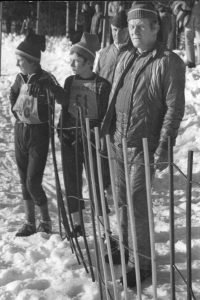 Během závodů s trenérem Ivanem Kopalem, Jiří Malec (č. 51) a Miroslav Kopal (č. 86), 1975–1976