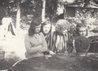 Milada Kohoutková při policejní kontrole, chatová osada Pražák, konec 70. let 