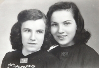 Sestry Hadrabovy, Věra vpravo