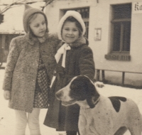 Gertrude Schreckeneder, napravo, v roce 1943