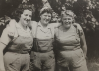 Paula Wagnerová vpravo, lesní dělnice v práci, 60. léta