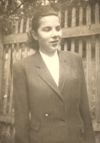 Věra Horáková u plotu