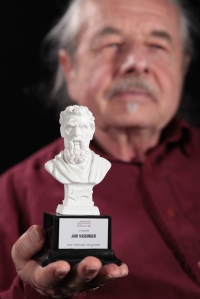 Jari Vassinger s jednou ze svých cen získaných za umělecká díla