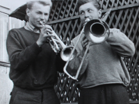 Zdeněk Chalupa (vpravo s pozounem) s dalším muzikantem z vojenské kapely, během základní vojenské služby v Martině, 1957–1959