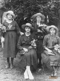 Kupičovské dívky, Karlova budoucí manželka Libuše zcela vlevo