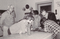 Zdeněk Beran (vlevo) se svojí pionýrskou skupinou na Luckém mlýně, foto rok 1966–1967