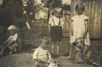 Děti Němců ubytovaných u Mužikovských. Malý chlapeček je Olan a v kraťasech Wolfgang