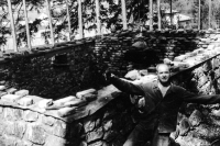 Otec Tomáše Klepka na stavbě chaty na Sázavě, konec 50. let