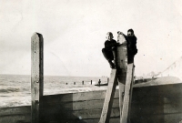 Juraj (vpravo) s kamarádem Mirkem během pobytu v Anglii (r. 1947)