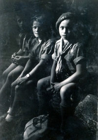 Juraj Laufer (zcela vpravo) ve skautském stejnokroji (r. 1948)