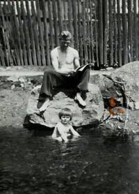 Adolfina Vodičková v dětství s tatínkem Augustinem Plassem