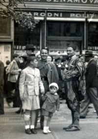 Vladimír s bratrem se sokoly v červenci 1938